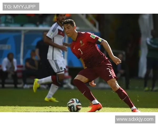 足球明星荣耀时刻捧奖杯高清照片展现激情与梦想的完美结合